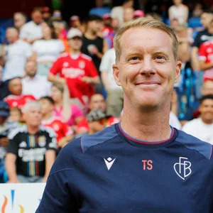 Timo Schultz gut gelaunt im Outfit des FC Basel