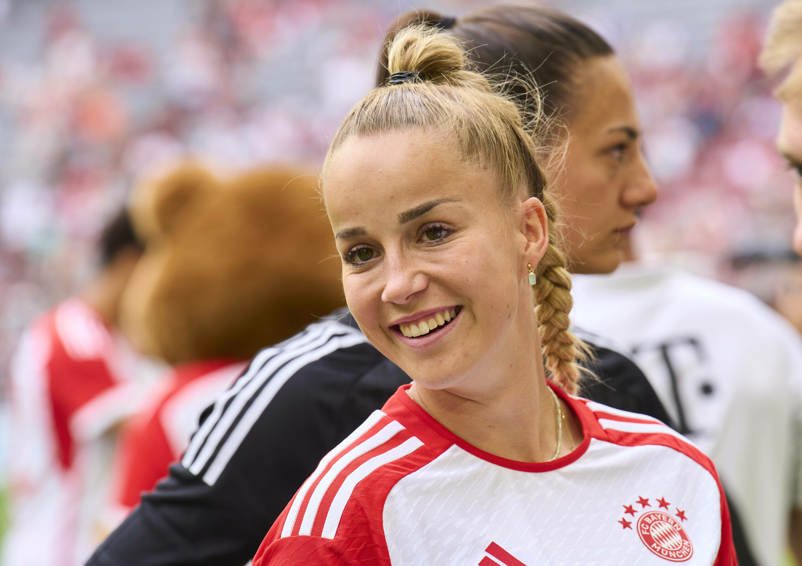 Giulia Gwinn lächelt im Bayern-Trikot