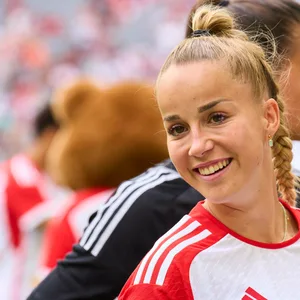 Giulia Gwinn lächelt im Bayern-Trikot