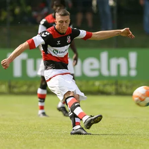 Moritz Grosche schießt einen Ball