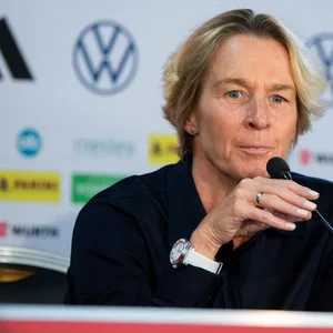 Martina Voss-Tecklenburg bei einer Pressekonferenz