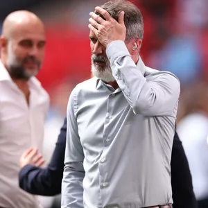 Roy Keane greift sich an den Kopf.