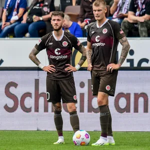 Marcel Hartel und Eric Smith (v.l.) bei der Ausführung eines Freistoßes