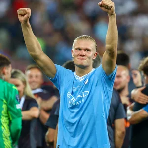 Erling Haaland feiert den Gewinn der Champions League