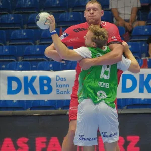 Dainis Kristopans (rotes Trikot) im Zweikampf