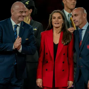Gianni Infantino mit Königin Letizia von Spanien und Luis Rubiales bei der Siegerehrung