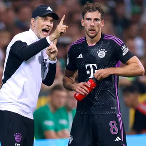 Thomas Tuchel und Leon Goretzka beim Spiel gegen Werder Bremen