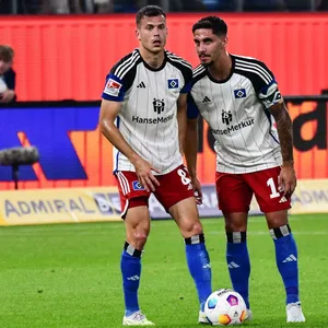 Die HSV-Profis László Bénes (l.) und Ludovit Reis könnten gemeinsam für die Slowakei spielen.