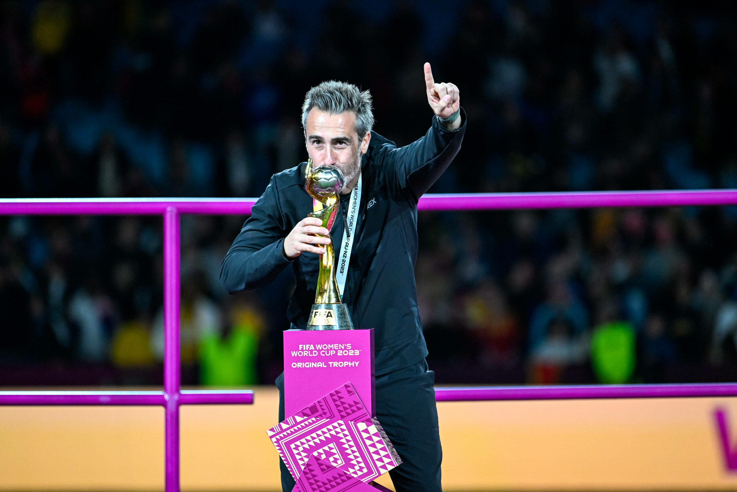 Jorge Vilda küsst den WM-Pokal