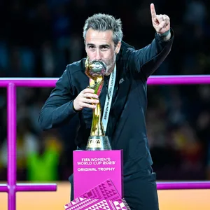 Jorge Vilda küsst den WM-Pokal