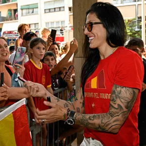 Jennifer Hermosa kümmert sich um Fans