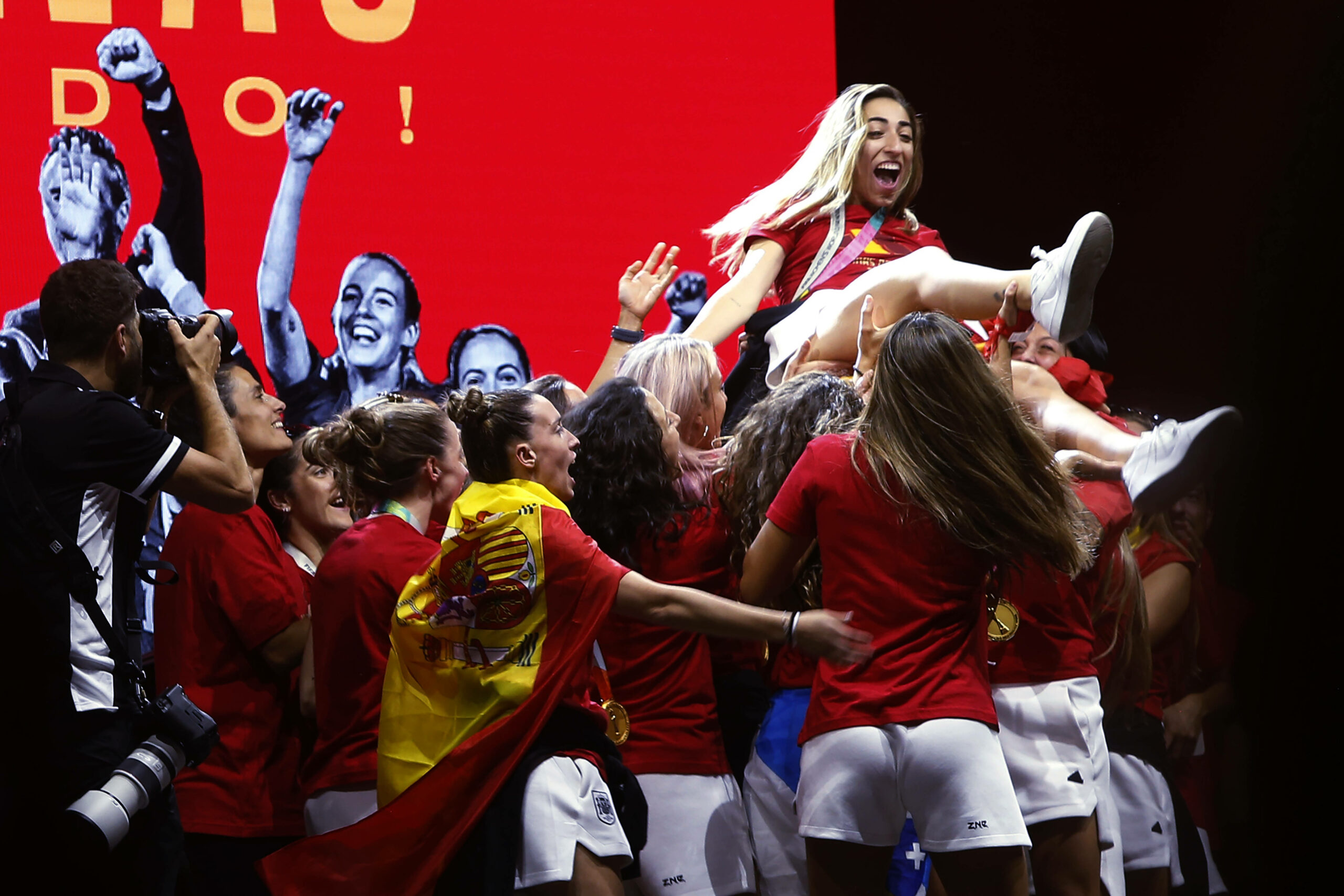 Die spanischen Fußballerinnen feiern ihren WM-Titel