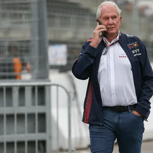 Helmut Marko telefoniert