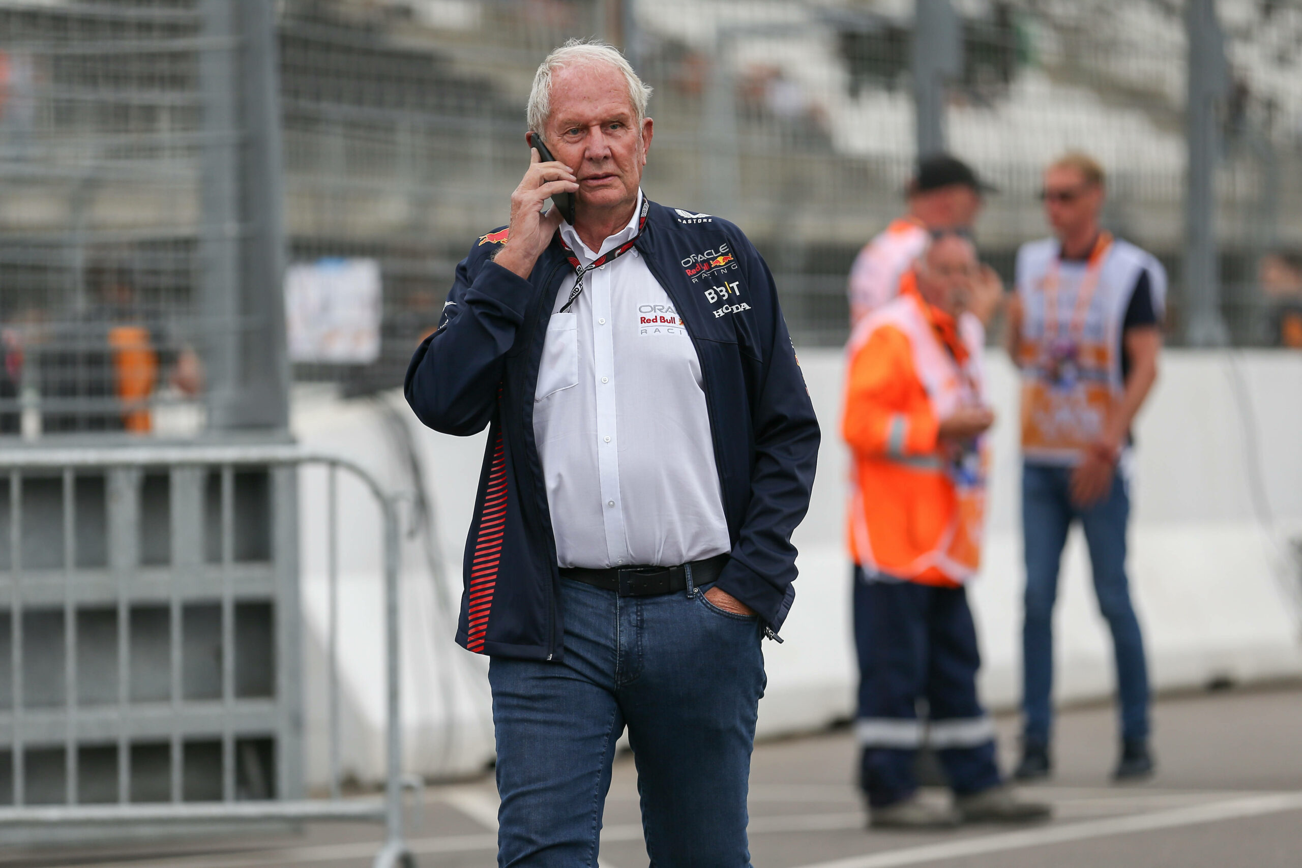 Red-Bull-Berater Helmut Marko am Telefon