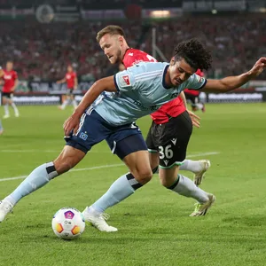 Guilherme Ramos im Zweikampf mit Hannovers Cedric Teuchert