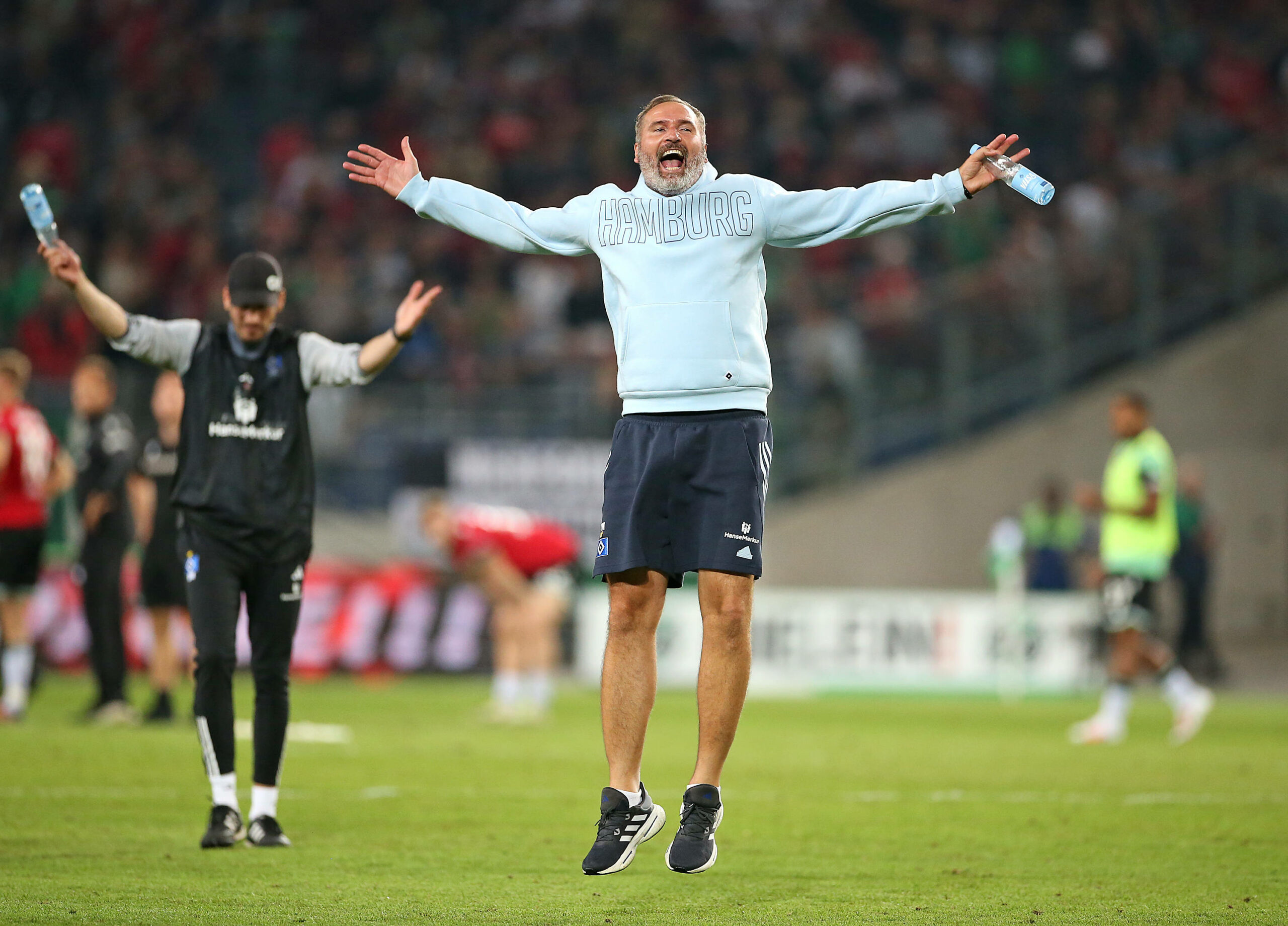 HSV-Trainer Tim Walter jubelt