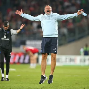 HSV-Trainer Tim Walter jubelt