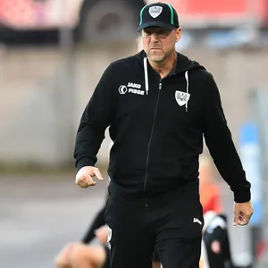 Sascha Hildmann läuft an der Seitenlinie entlang