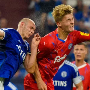 Tom Tothe von Holstein Kiel im Kopfballduell mit Schalkes Matriciani