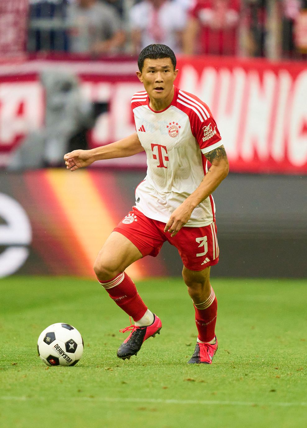 Min-Jae Kim beim Bundesliga Spiel gegen den FC Augsburg