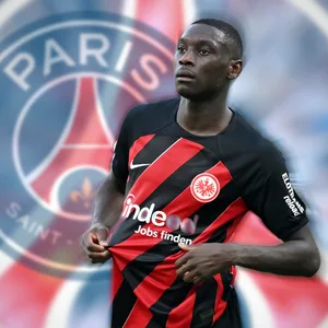 Kolo Muani vor dem Wappen von PSG