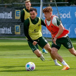 Philipp Treu und Manolis Saliakas im Zweikampf beim Training