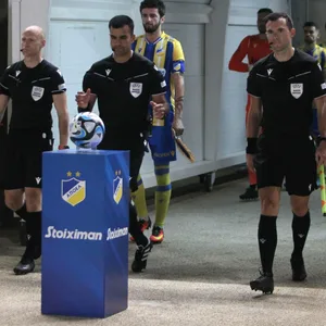Schiedsrichter vor einer Partie von APOEL Nikosia