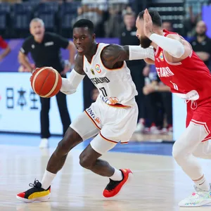 Dennis Schröder im Zweikampf im Spiel gegen Georgien