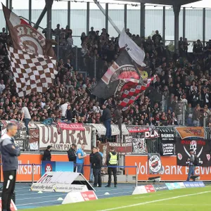 Die St. Pauli-Fankurve im Braunschweiger Stadion