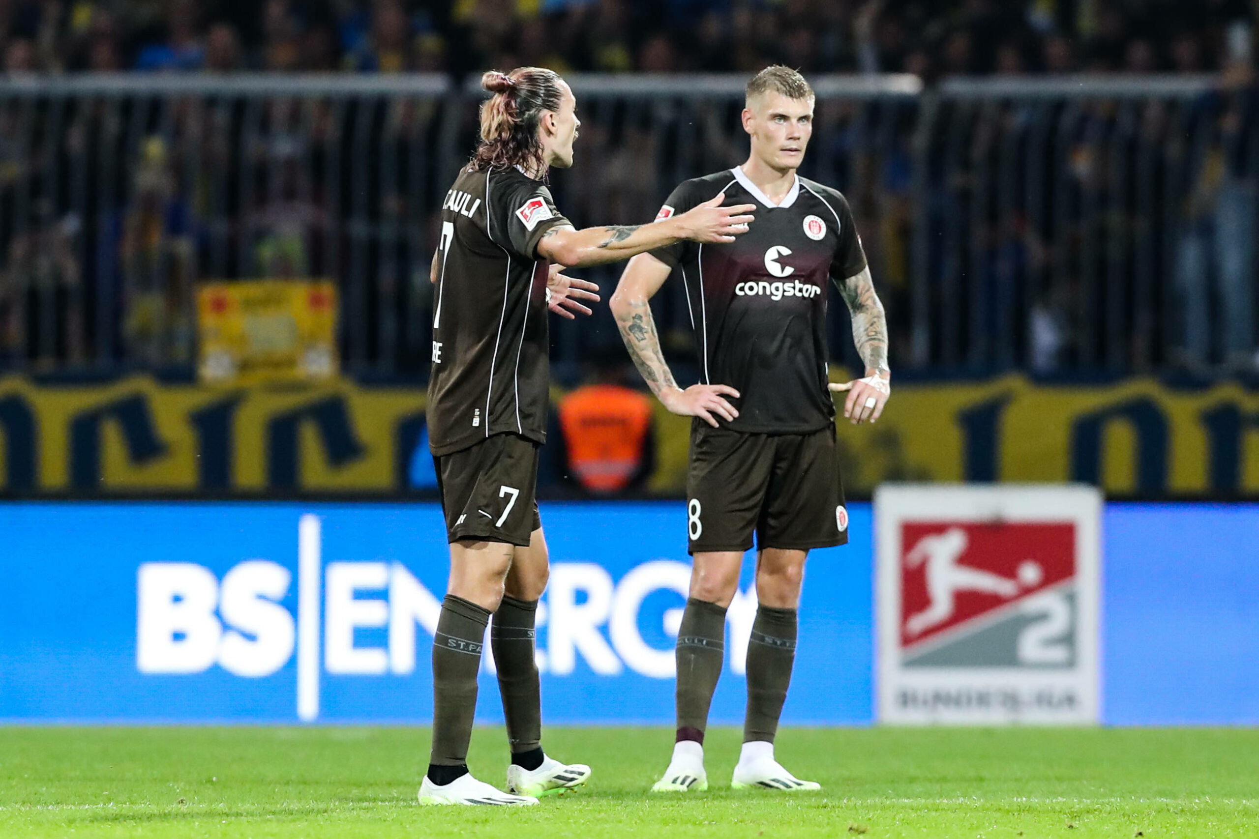 St. Pauli-Kapitän Irvine diskutiert mit Smith gegen Braunschweig