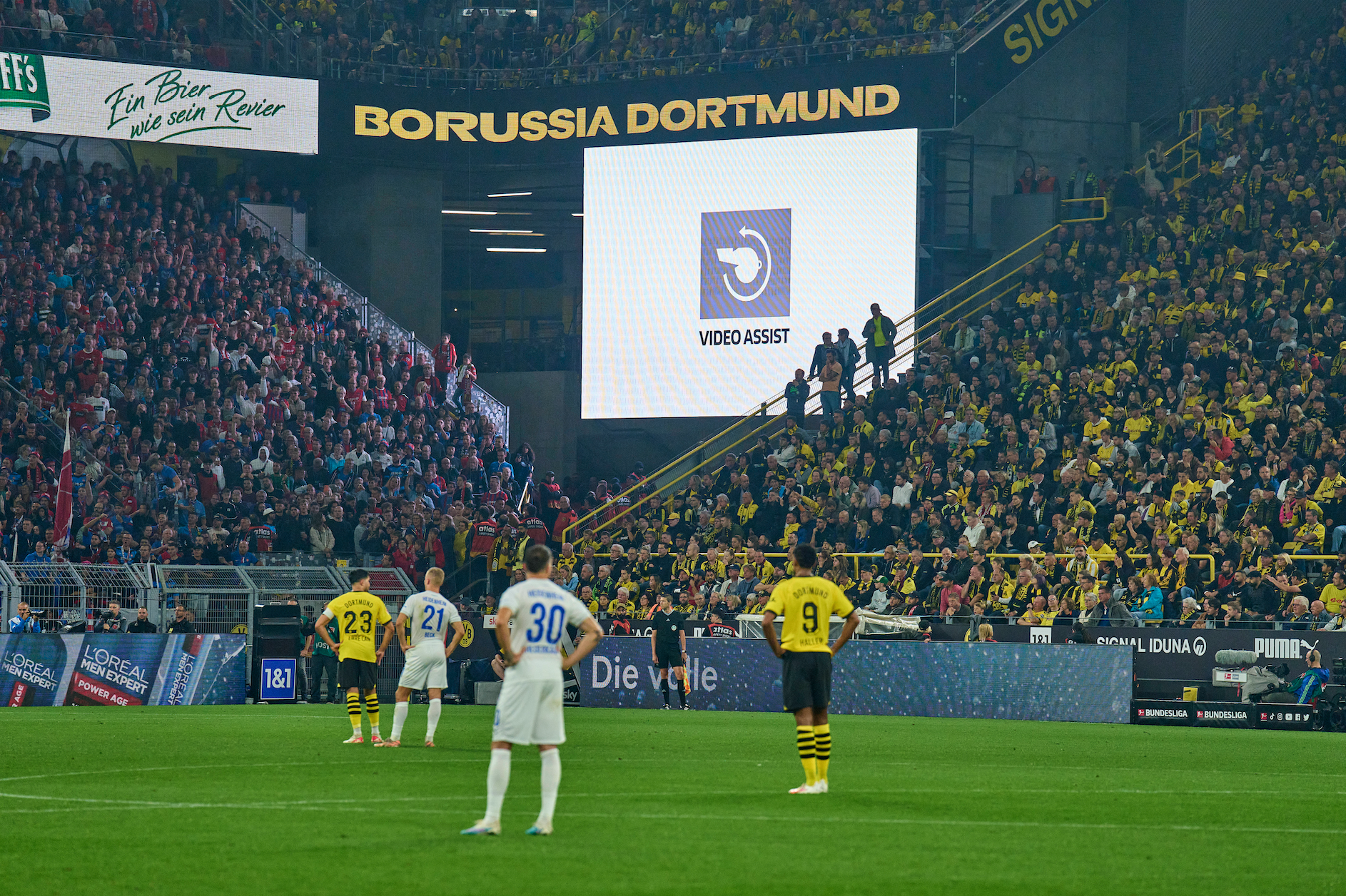 Der Videobeweis im Signal Iduna Park in Dortmund