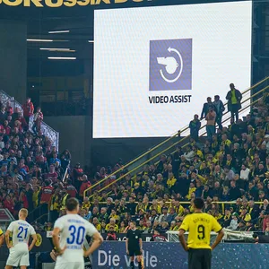 Der Videobeweis im Signal Iduna Park in Dortmund