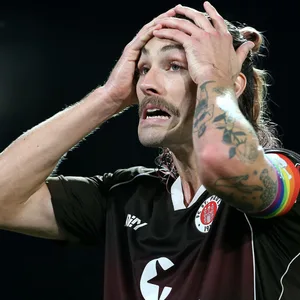 Jackson Irvine rauft sich die Haare.