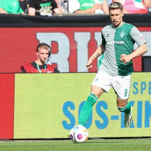 Mitchell Weiser auf dem Fußballfeld mit Ball am Fuß