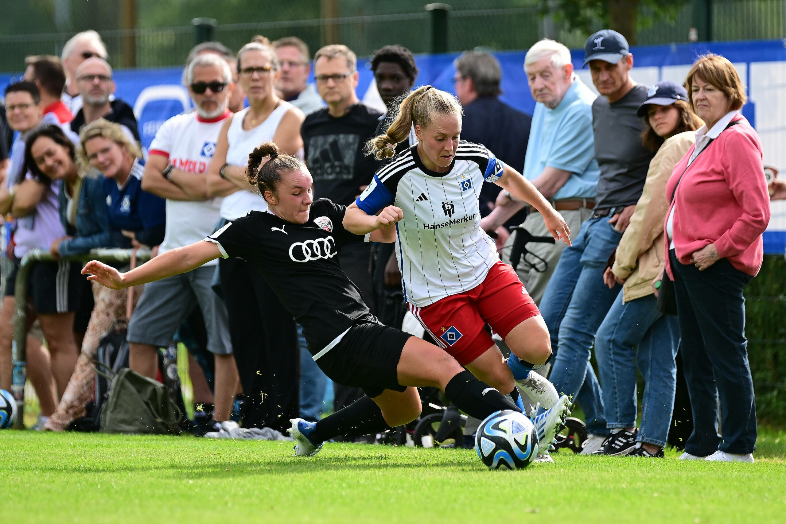 Leonie Hein (FC Ingolstadt) gegen Sarah-Vanessa Stöckmann (HSV).