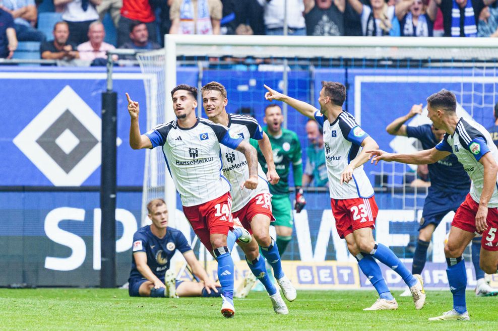 Ludovit Reis feiert sein Tor für den HSV gegen Rostock