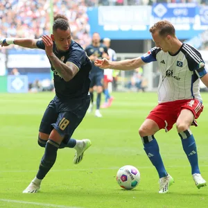 HSV-Kapitän Sebastian Schonlau im Zweikampf mit Rostocks Juan-José Perea