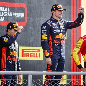 Max Verstappen auf dem Podium in Monza mit Carlos Sainz und Sergio Perez