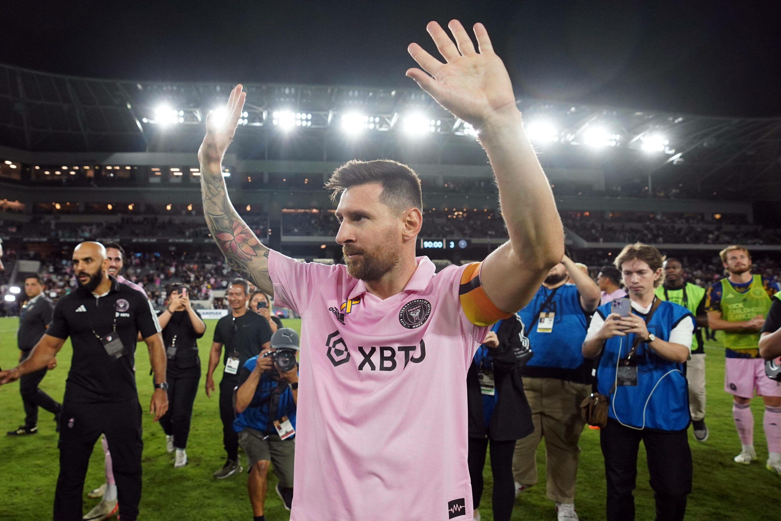 Lionel Messi bedankt sich bei den Fans nachdem Spiel gegen den LA FC