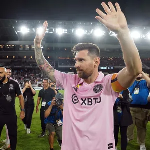 Lionel Messi bedankt sich bei den Fans nachdem Spiel gegen den LA FC