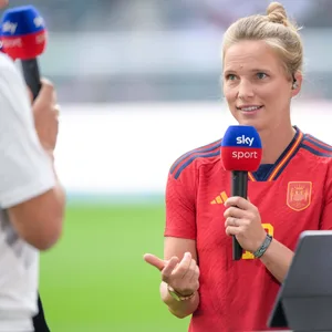 Tabea Kemme trägt das Trikot von Jennifer Hermoso
