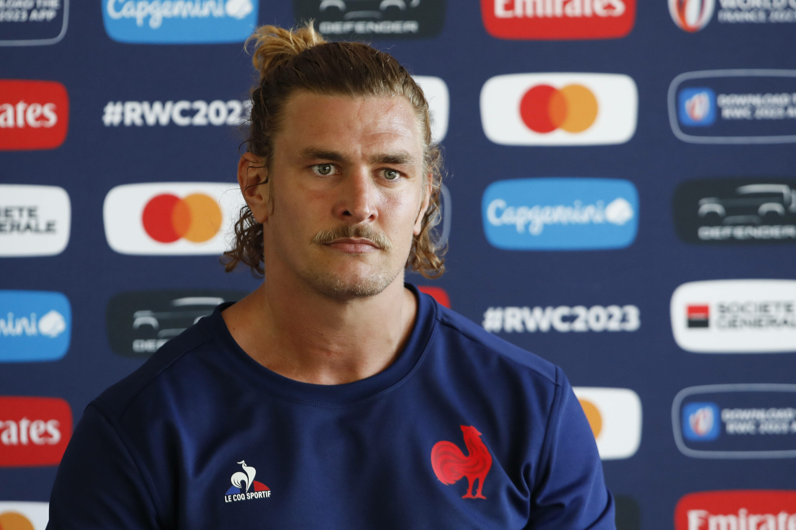 Der französische Rugby-Nationalspieler Bastien Chalureau auf einer Pressekonferenz