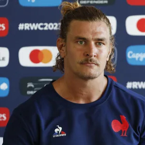 Der französische Rugby-Nationalspieler Bastien Chalureau auf einer Pressekonferenz