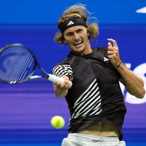 Tennis-Profi Zverev schlägt einen Ball im Match gegen Sinner