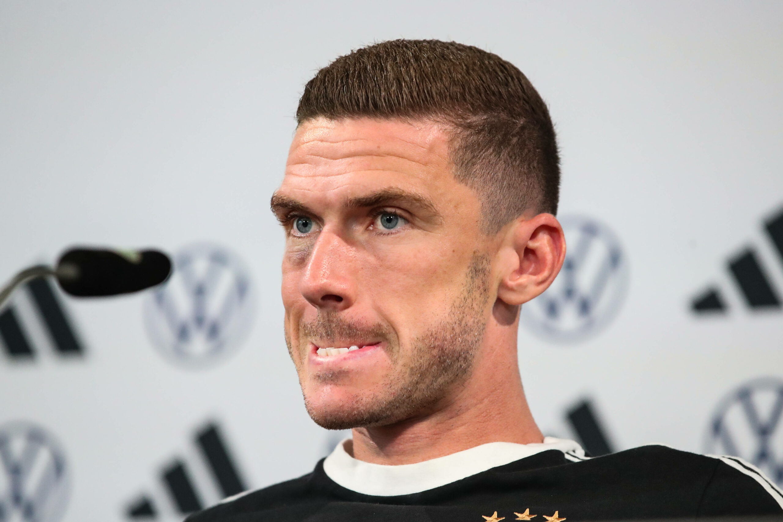 Robin Gosens bei der Pressekonferenz vor dem Länderspiel gegen Japan