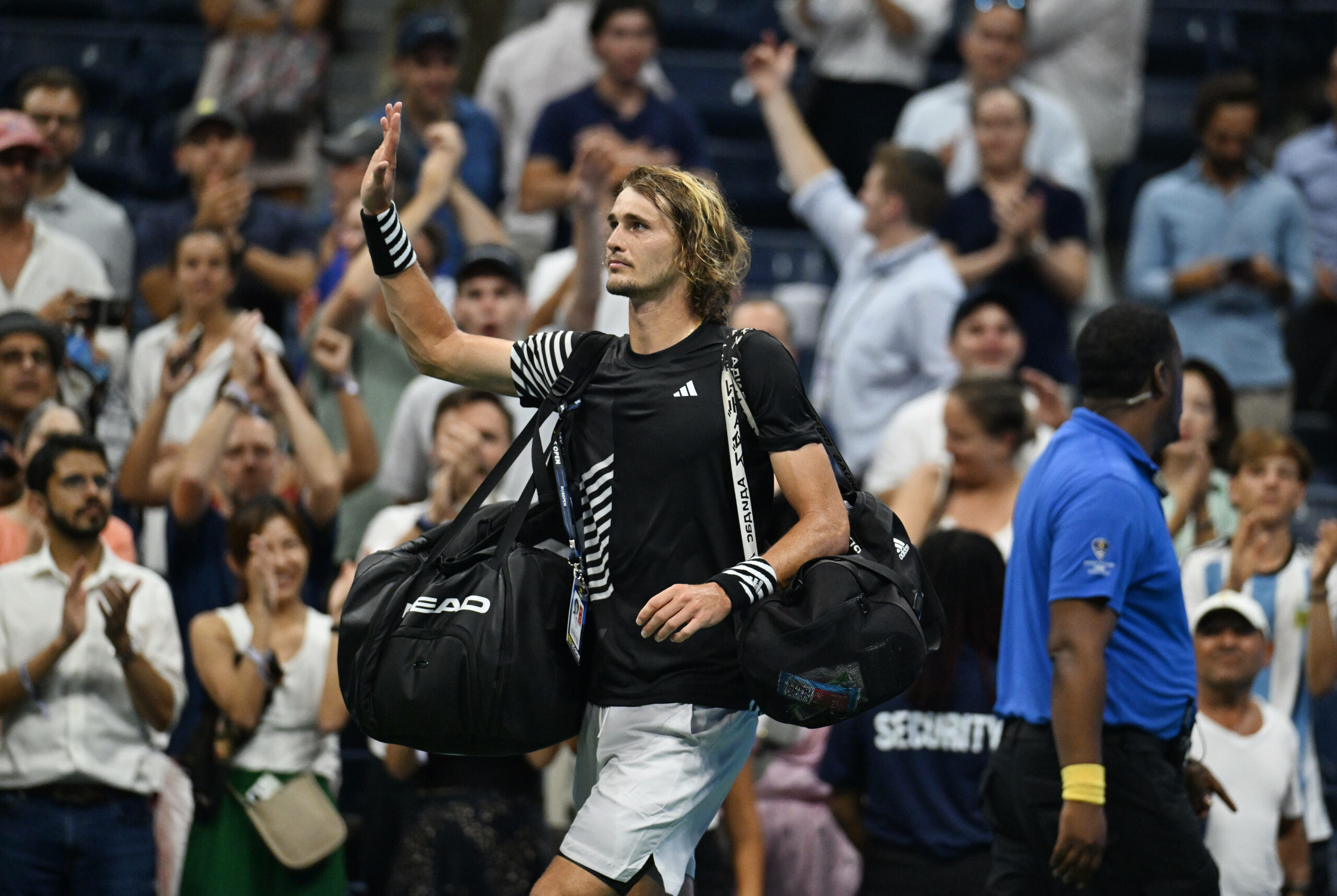 Alexander Zverev winkt