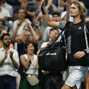 Alexander Zverev winkt