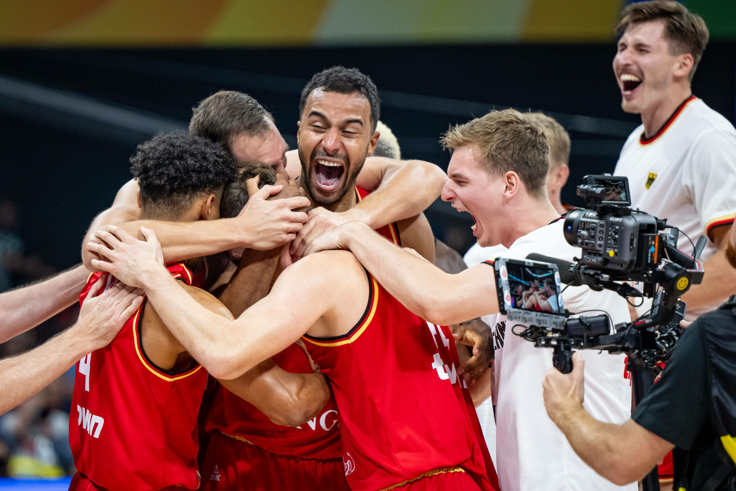 Justus Hollatz (r.) feiert mit den deutschen Basketballern den Einzug ins WM-Finale