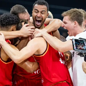 Justus Hollatz (r.) feiert mit den deutschen Basketballern den Einzug ins WM-Finale