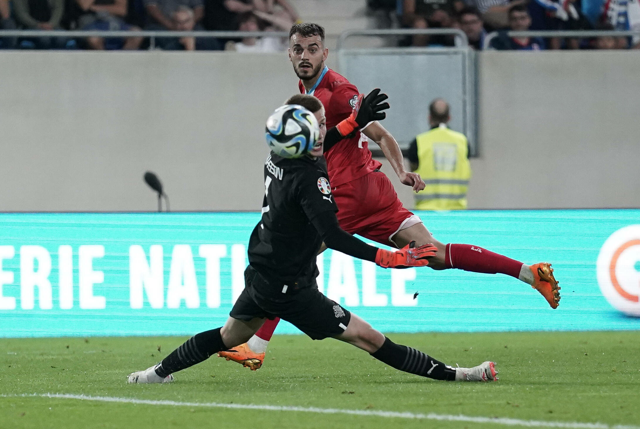 Danel Sinani erzielt das 3:1 für Luxemburg gegen Island